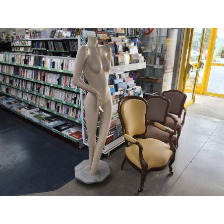 MANNEQUIN FEMME EN RESINE SUR SOCLE