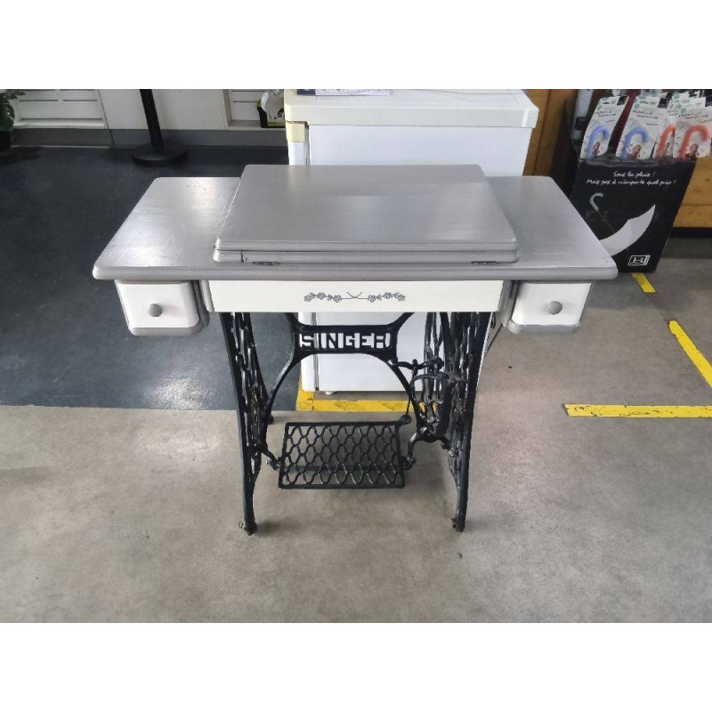 MACHINE A COUDRE RELOOKE GRIS EN L\'ETAT