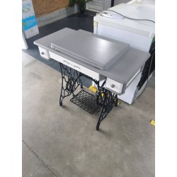 MACHINE A COUDRE RELOOKE GRIS EN L\'ETAT